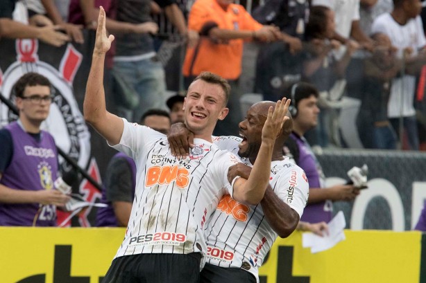 Love e Carlos comemoram o gol do lateral contra a Chapecoense, pelo Brasileirão