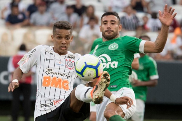 Meia Pedrinho durante jogo contra a Chapecoense, na Arena Corinthians, pelo Brasileirão
