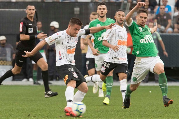 Ramiro e Clayson durante jogo contra a Chapecoense, na Arena Corinthians, pelo Brasileirão