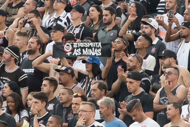 Torcida durante jogo contra a Chapecoense, na Arena Corinthians, pelo Brasileirão