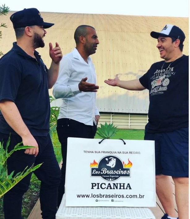 Sheik com os responsáveis pelo churrasco