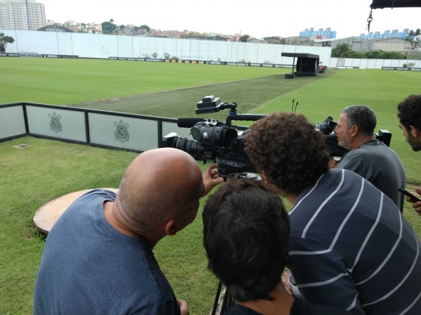 Treino aconteceu em campo distante da imprensa no CT Joaquim Grava