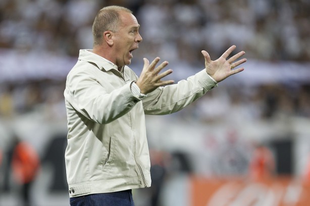 Mano Menezes era o técnico do Corinthians em 2014