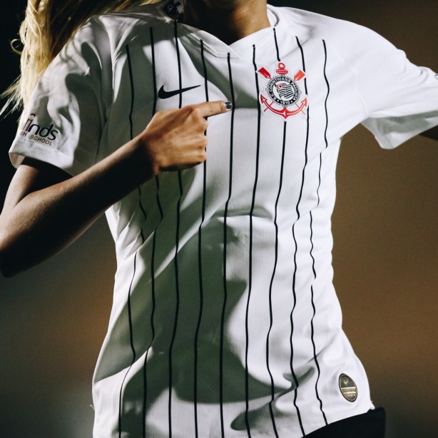Gabi Nunes aponta para o escudo do Corinthians ao comemorar seu gol contra o Iranduba