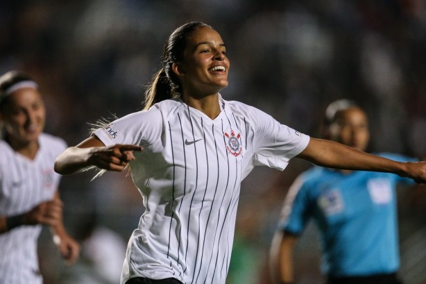 Gabi Nunes comemorando seu gol contra o Iranduba, pelo Campeonato Brasileiro Feminino