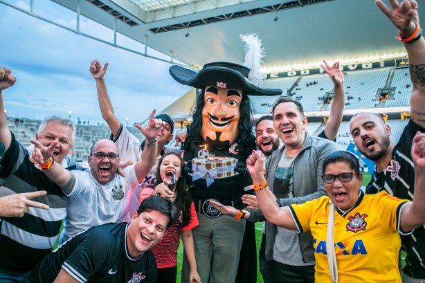 Ação com torcedores que fazem aniversário no mesmo dia que a Arena Corinthians