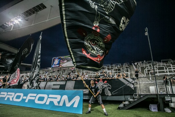 Bandeirão em ação antes do jogo contra o Grêmio, na Arena Corinthians