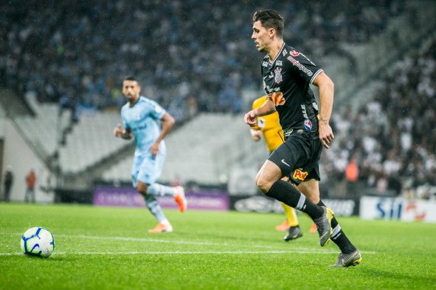 Danilo Avelar na partida contra o Grêmio, pelo Campeonato Brasileiro, na Arena Corinthians