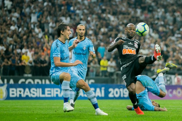 Vagner Love enfrentando o Grêmio, na Arena Corinthians, pelo Brasileirão