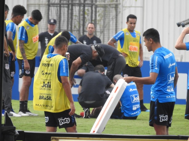 Régis teve de ser atendido no gramado após levar pancada durante a atividade