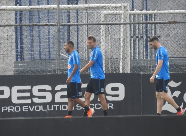 Titulares treinaram mais leve e, na sequência, acompanharam treino dos reservas
