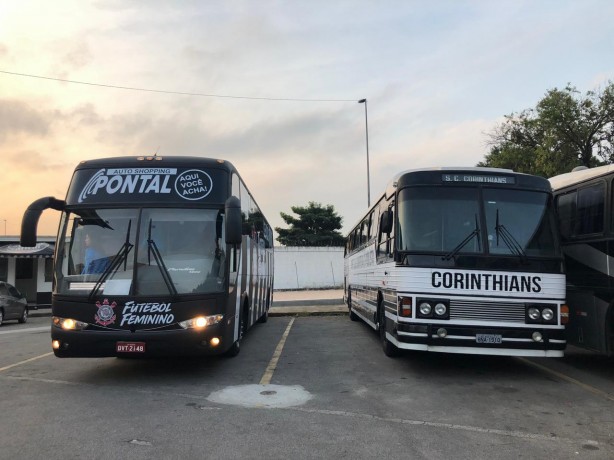 À esquerda, novo ônibus das meninas do Corinthians; à direita, o antigo