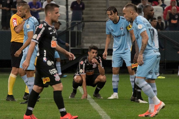 Avelar em partida contra o Grêmio, pelo Brasileirão