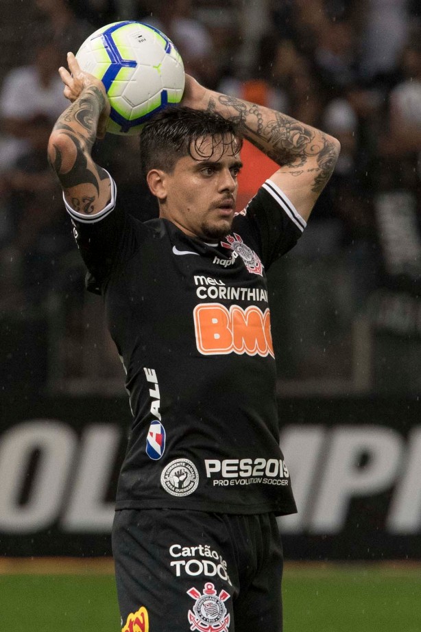 Lateral Fagner no jogo contra o Grêmio, pelo Campeonato Brasileiro