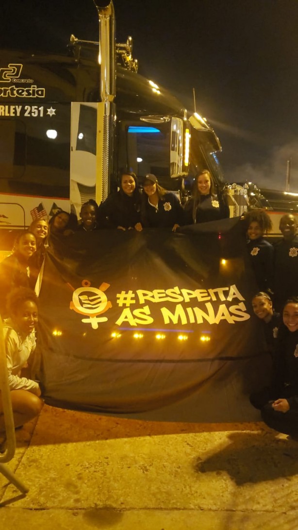 Meninas do Corinthians em frente ao caminhão no Pacaembu