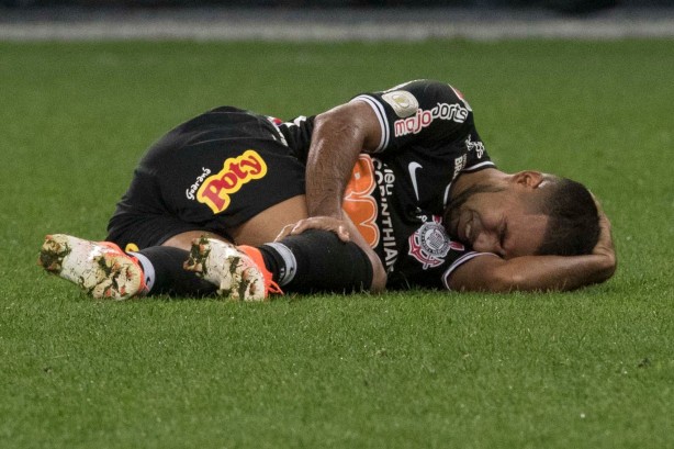 Sornoza sofre falta no jogo contra o Grêmio, pelo Campeonato Brasileiro