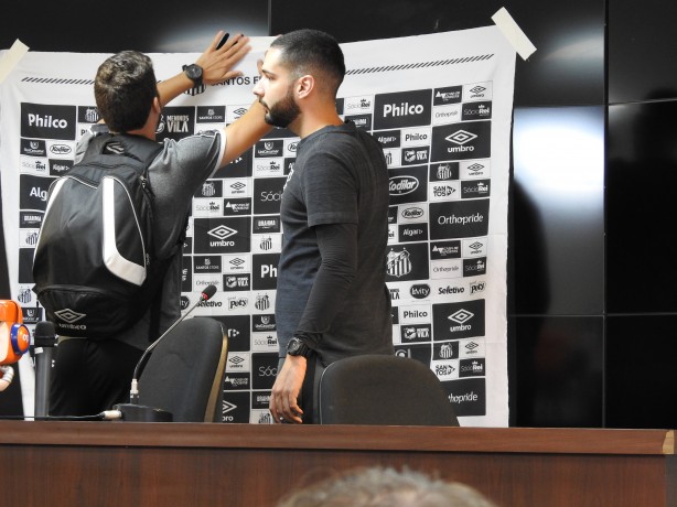 Assessores de Corinthians e Santos envelopando sala de imprensa para receber entrevista de jogador santista