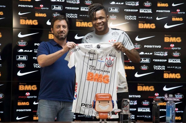 Duílio Monteira e Matheus Jesus durante apresentação do jogador