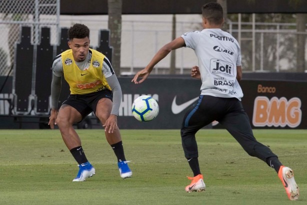 Júnior Urso no treinamento desta quinta-feira no CT Joaquim Grava
