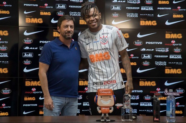 Matheus Jesus é apresentado como jogador do Corinthians
