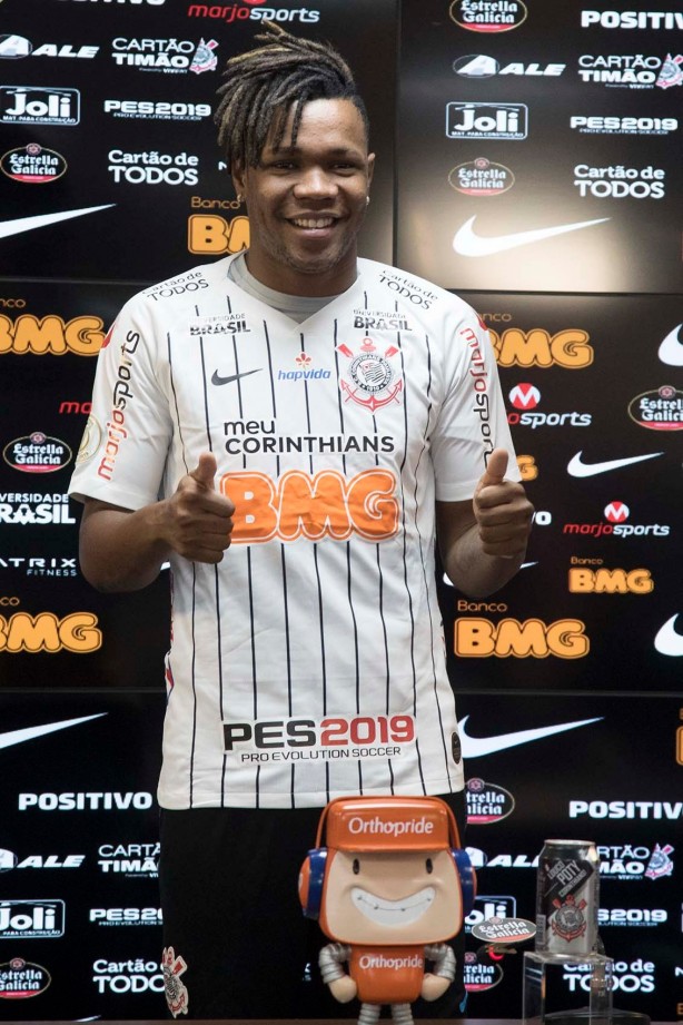Matheus Jesus é oficialmente apresentado como jogador do Corinthians
