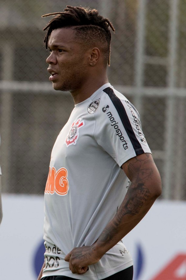 Matheus Jesus faz treinamento no CT Joaquim Grava