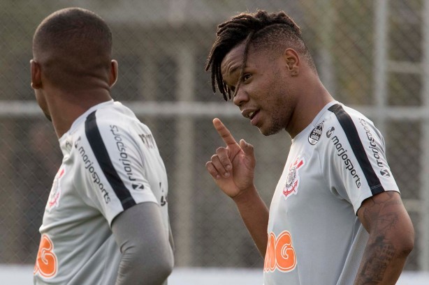 Matheus Jesus já treina no CT Joaquim Grava com companheiros