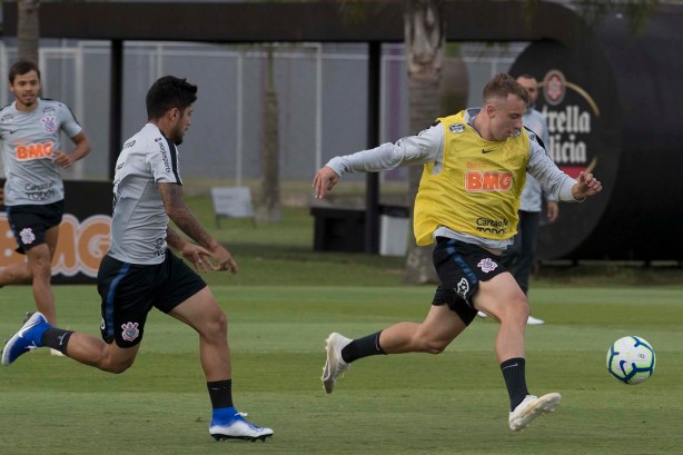 Sergio Díaz e Carlos Augusto no treinamento de hoje no CT Joaquim Grava