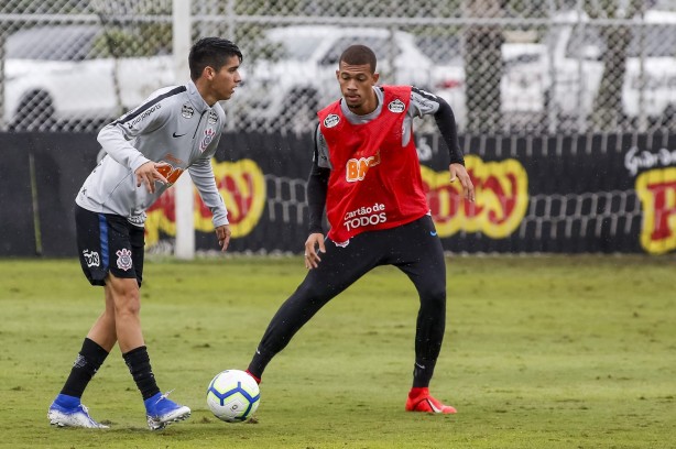 Araos e João Victor no último treino do Corinthians antes do duelo contra o Athletico-PR