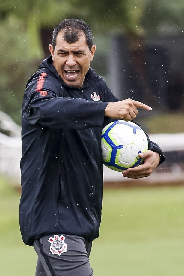 Carille conversa com os jogadores no treino deste sábado no CT Joaquim Grava