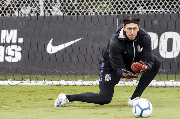 Cássio durante o treino de goleiros neste sábado