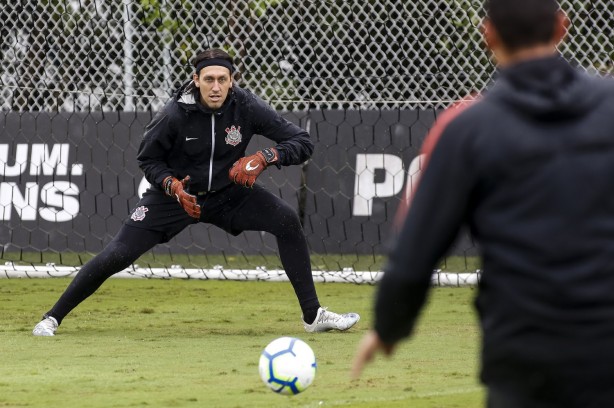 Cássio, que foi convocado para a Seleção, durante o treino de goleiros neste sábado