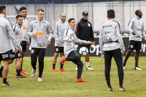 Elenco do Corinthians em atividade antes de viagem a Curitiba