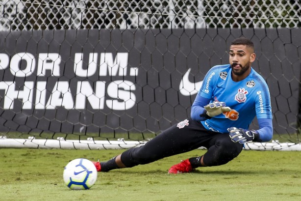 Filipe durante o treino de goleiros neste sábado no CT