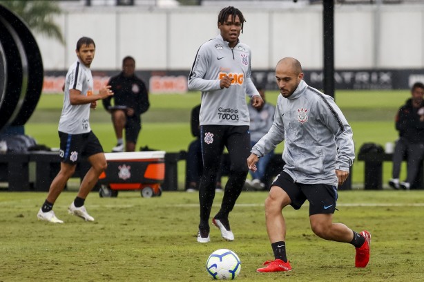 Régis e Matheus Jesus no último treino do Corinthians antes do duelo contra o Athletico-PR