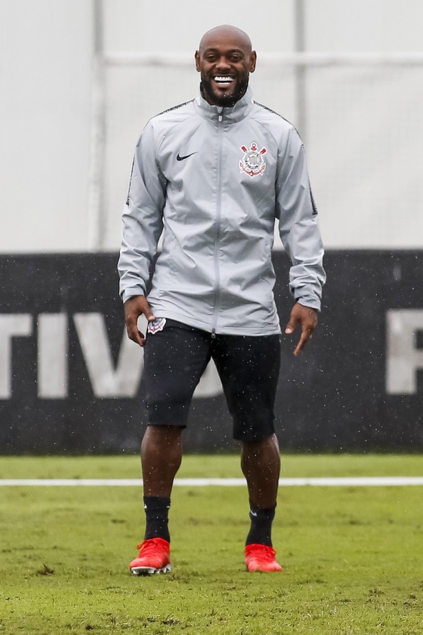 Vagner Love sorri em atividade antes de viagem a Curitiba