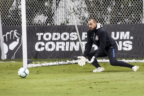 Walter durante o treino de goleiros neste sábado