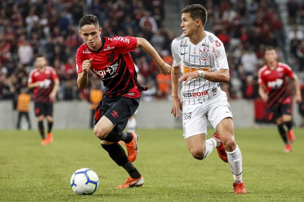 Garoto Mateus Vital em ação diante o Athletico Paranaense, pelo Campeonato Brasileiro