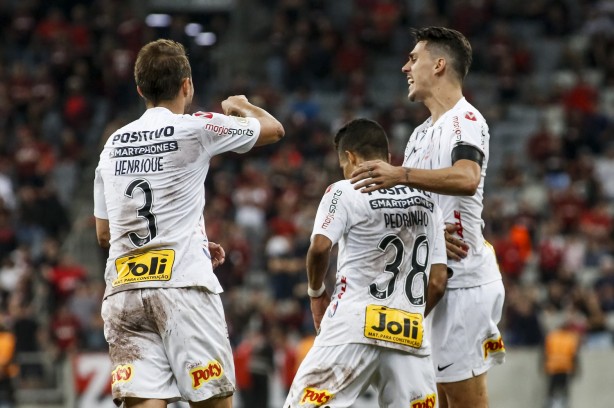 Quem foi o gol do Corinthians contra o Atlético Paranaense?