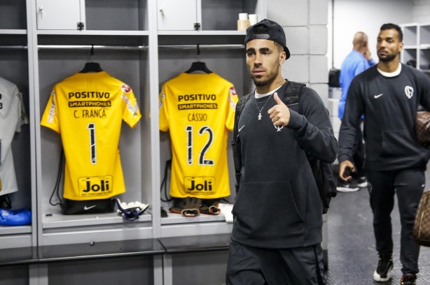 Jogadores chegam ao vestiário antes da partida contra o Athletico-PR