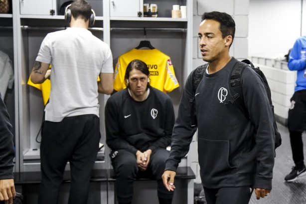 Jogadores chegam para enfrentar o Athletico-PR