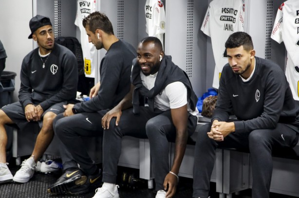 Jogadores chegam para enfrentar o Athletico-PR