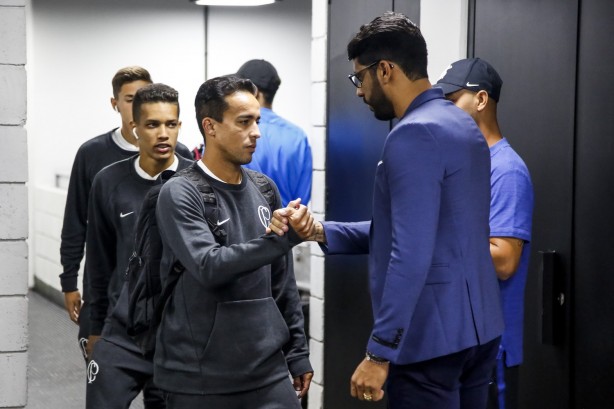 Jogadores chegam para enfrentar o Athletico-PR