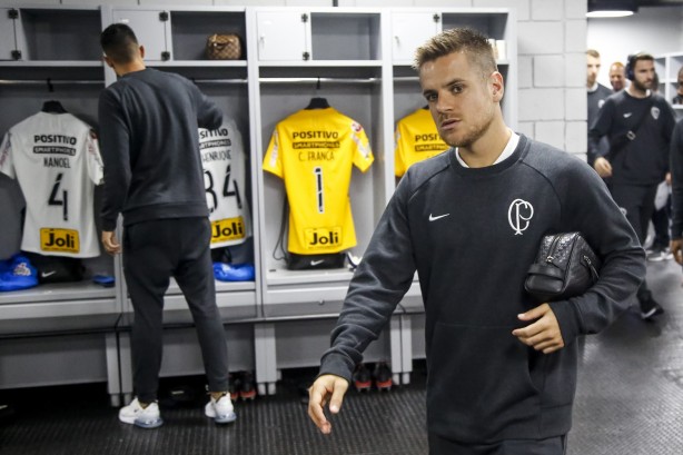 Jogadores chegam para enfrentar o Athletico-PR