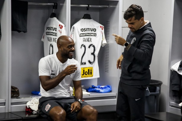 Jogadores chegam para enfrentar o Athletico-PR