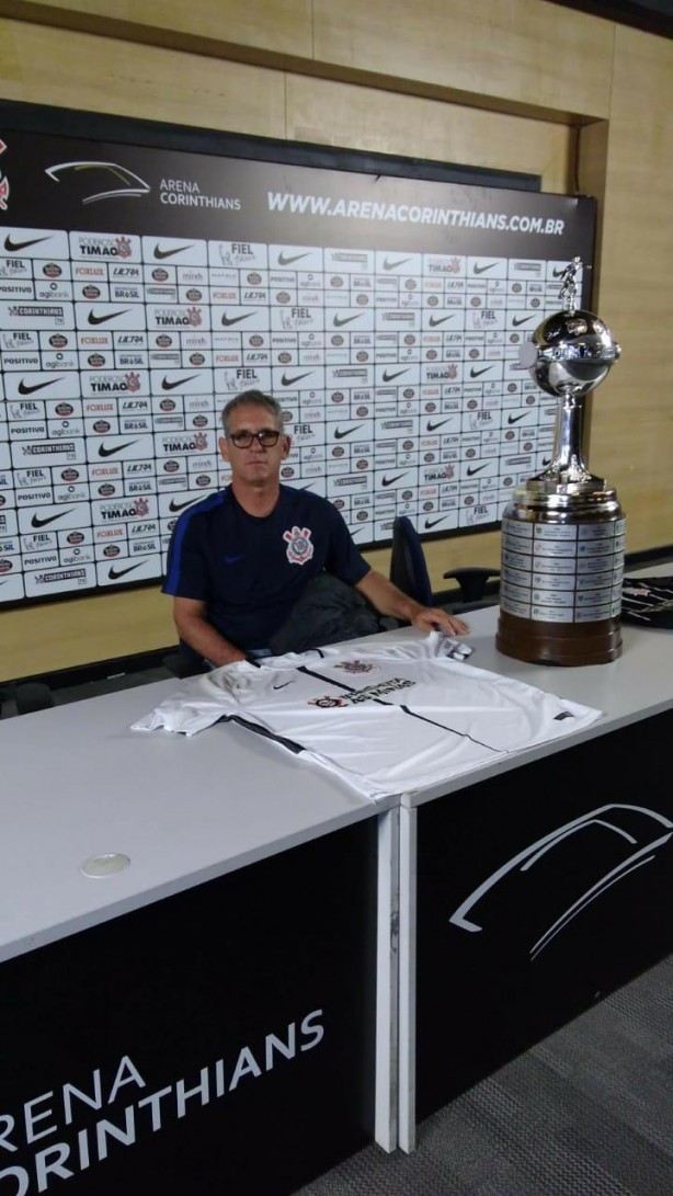 Leivinha posou com camisa do Corinthians e taa da Libertadores