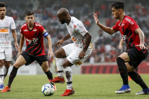Vagner Love jogando contra o Athletico Paranaense, pelo Brasileirão