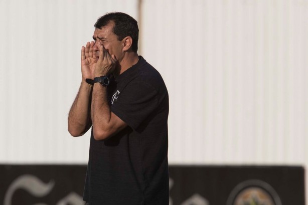 Carille passa instruções aos jogadores durante o último treino antes do jogo contra o Deportivo Lara