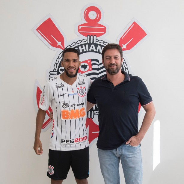 Everaldo e Duílio durante apresentação do jogador ao Corinthians