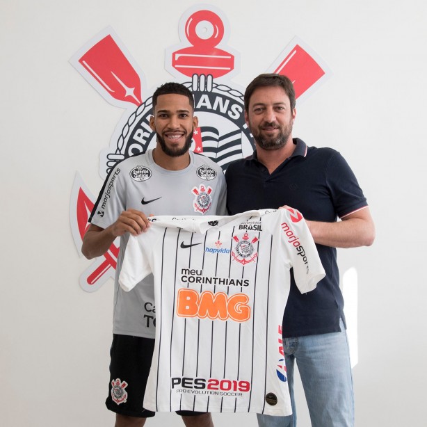 Everaldo já com a camisa do Corinthians em mãos